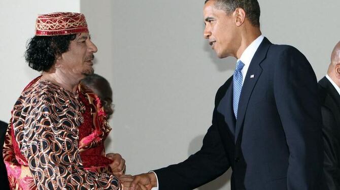 Der libysche Revolutionsführer Muammar al-Gaddafi begrüßt US-Präsident Barack Obama am Rande des G8-Gipfels in L'Aquila (Arch