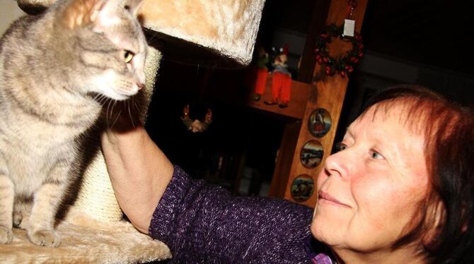 Tierfreundin Gisela Kaiser mit Paula, einem der vielen Findlinge, die bei ihr ein Zuhause gefunden haben. FOTO: KOZJEK