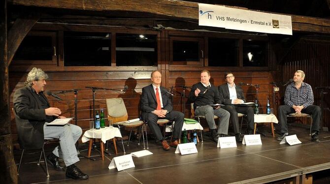 Wahlpodium der Volkshochschule Metzingen-Ermstal, bei der ein Stuhl leer blieb (von links): Moderator Bernd Richard Hinderer, ne