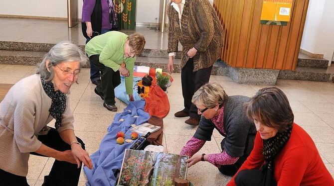 Das ökumenische Vorbereitungsteam in der evangelisch-methodistischen Erlöserkirche: Farbige Tücher symbolisieren die Gestalt Chi