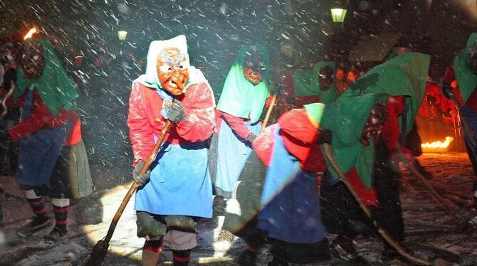 Wilsinger Hexen mit krummen Nasen und krummen Besen begleiten im Schneetreiben die nächtliche Fasnetsverbrennung.  FOTOS: JOACHI