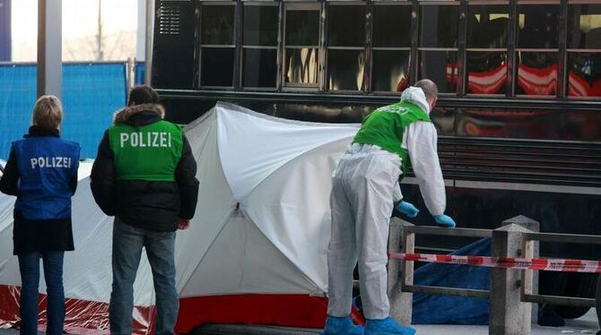 Ermittler stehen vor dem Terminal 2 des Flughafen Frankfurt am Militärbus. 