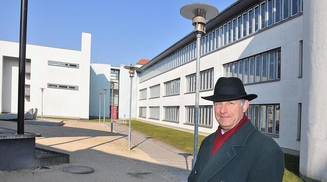 Der Hausherr vor seinem architektonisch hochwertigem Domizil: Finanzamtsleiter Herbert Seeber im neuen Innenhof des Finanzamts a