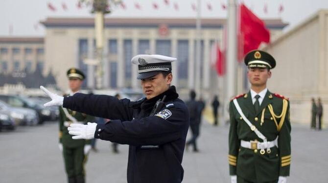 Polizisten dirigieren den Verkehr auf dem Tiananmen-Platz.