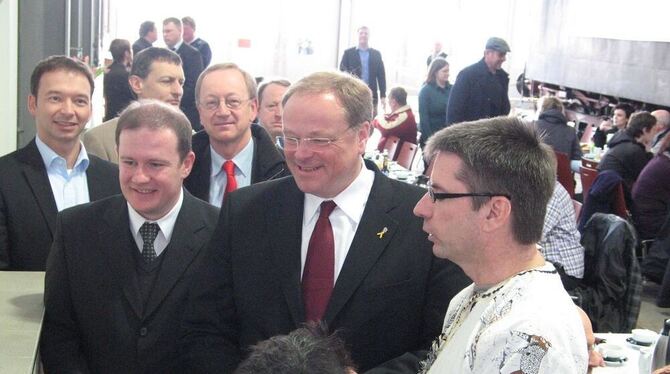 Frank Hintzenstern (rechts) erläuterte Minister Dirk Niebel (Zweiter von rechts) das Projekt der Münsinger Kenia-Hilfe. Den Wahl