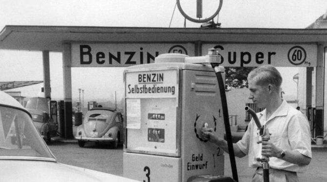 Als alles noch einfach war: Ein Autofahrer tankt an der ersten Tankstelle mit Selbstbedienungs-Zapfsäule im Jahr 1959 in Esse