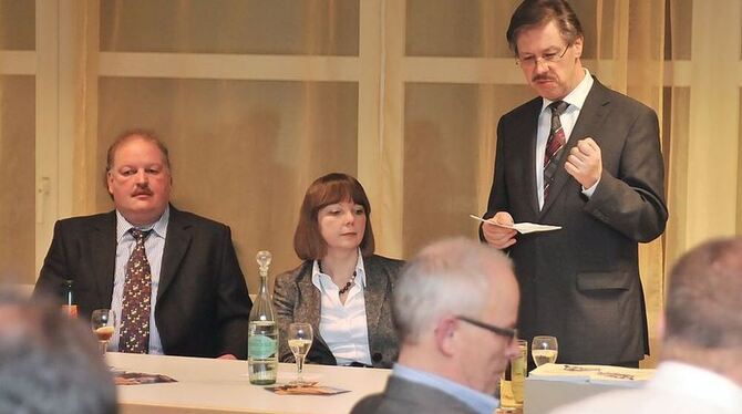 Dieter Hillebrand beim Wahlkampf im Tanzsportcenter Schwarz-Weiß. Links neben ihm CDU-Stadträtin Gabriele Gaiser.