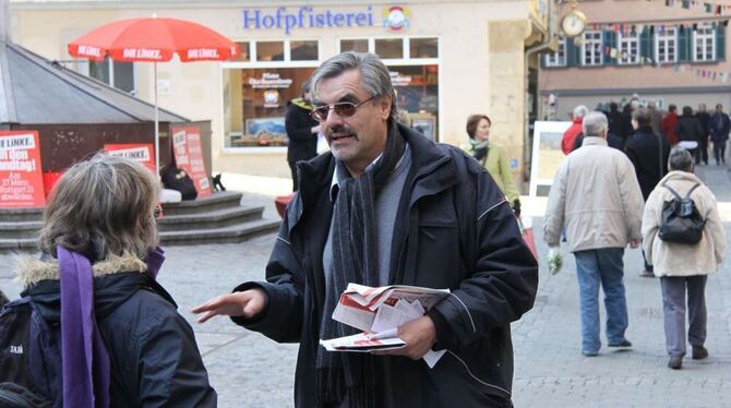 Mit Leuten im Gespräch, ein Ohr für Wünsche: Bernhard Strasdeit beim Straßen-Wahlkampf auf dem Tübinger Holzmarkt.