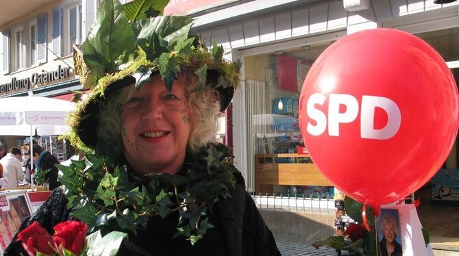 Auch mitten im Wahlkampf wollte SPD-Kandidatin Rita Haller-Haid nicht so ganz auf die Fasnet verzichten.