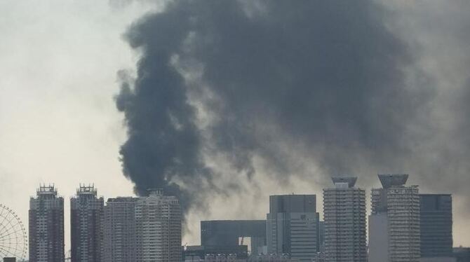 Schwarze Rauchwolken stehen nach dem Beben über Tokio.