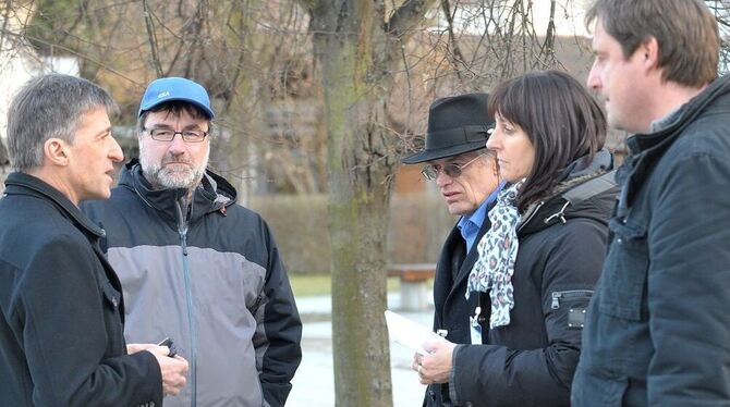 GEA-Lokaltermin in Riederich: links Bürgermeister Bender im Gespräch mit den GEA-Redakteuren Heiner Keller, Thomas Füssel, Ruth