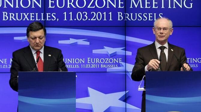 EU-Kommissionspräsident Barroso und EU-Gipfelchef Van Rompuy teilen die Ergebnisse des Treffens der Presse mit.