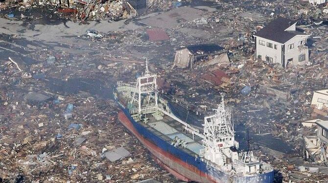 Ein Schiffswrack in der verwüsteten Präfektur Miyagi. Foto: Kyodo/MAXPPP