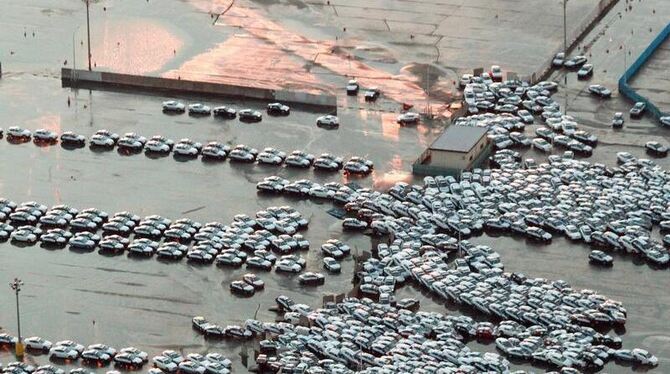 Der Tsunami hat Autos, die bereit fürs Verladen waren, auf einen Haufen geschoben.