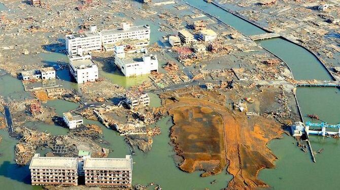 Ein Bild der Verwüstung bietet sich beim Blick auf diesen Teil der vom Erdbeben und dem folgenden Tsunami heimgesuchten Präfe