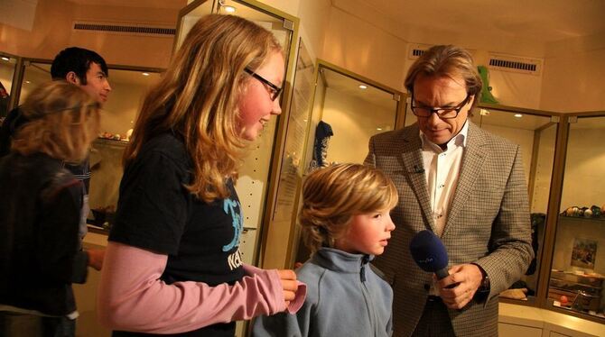 Schokohasengießen im Obergeschoss, unten interviewt TV-Moderator Wolfgang Lippert Museumsleiterin Anna Barkefeld über Ostereier und -bräuche.  FOTO: KOZJEK