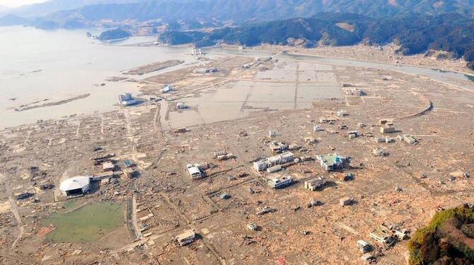 Luftaufnahme der vom Tsunami zerstörten Stadt Rikuzentakata.