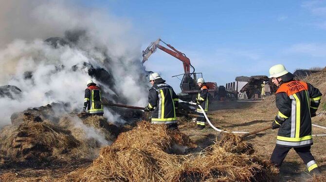 Gut einhundert Ballen waren gestern teils in Brand oder ins Schwelen geraten. Die Feuerwehr-Abteilungen Oberstetten und Bernloch sorgten dafür, dass sie kontrolliert abbrannten. 	FOTO: BAIER