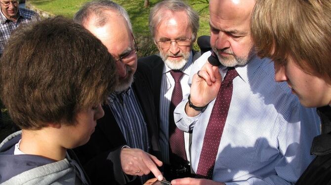 Wohin zeigt der Pfeil: Die zwei Schüler erklären Landrat Thomas Reumann und Bürgermeister Rudolf Heß, mit Reinhold Haußmann, (in