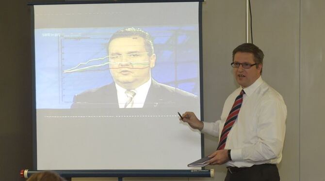 Prof. Dr. Frank Brettschneider erläutert die Auswertung. FOTO: UNI HOHENHEIM