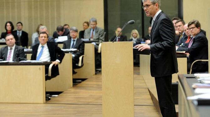 Umweltminister Norbert Röttgen spricht im Bundesrat in Berlin.