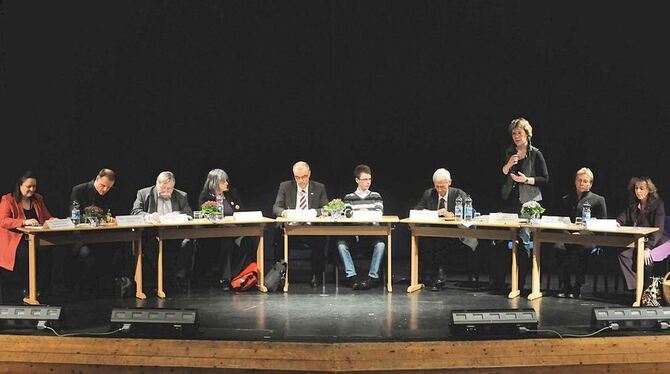 Lehrermangel und Unterrichtsausfälle im großen Stil beschäftigten Teilnehmer des Realschul-Podiums im Georgensaal.  FOTO: TRINKH