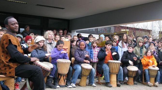 Trommelwirbel für den neuen Schulhof: Die Schüler hauten zur Einweihung kräftig auf die Bongos. FOTO: RABE