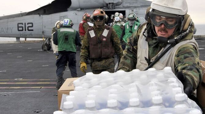 Humanitäre Hilfe: Helikopter und Helfer bringen Trinkwasser in Japans Krisengebiete. FOTO: AP