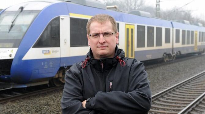 Lokomotivführer Marco Henning steht im schleswig-holsteinischen Jübeck vor einem Zug der privaten NOB (Nord-Ostsee-Bahn).