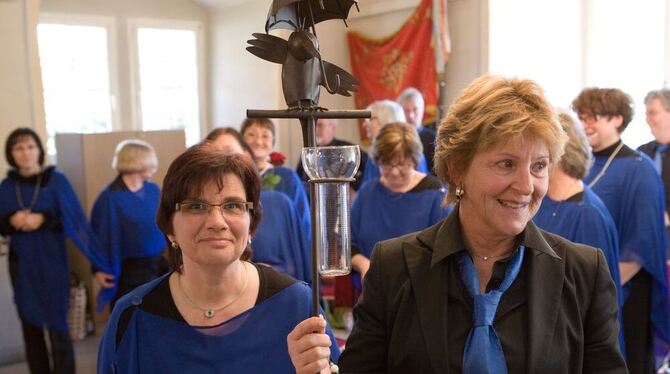 Die Vorsitzende des Liederkranzes Renate Ruck (links) mit Chorleiterin Brigitte Neumann und ihrem Geschenk, ein Regenmengenmesse