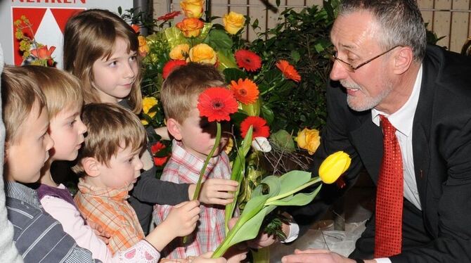 Mit Blumen verabschiedeten sämtliche Kindergartenkinder den scheidenden Bürgermeister Werner Landenberger.