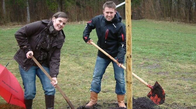 Drei auf einen Schlag: Marc und Silke Friebe pflanzten für ihre Drillinge. FOTO: KAB