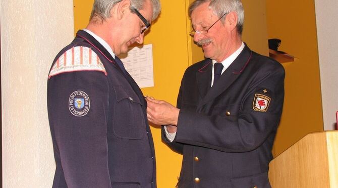 Kreisbrandmeister Karl Hermann (rechts) zeichnet Ralf Küpper für 25 Jahre Dienst in der Feuerwehr aus. FOTO: GEU