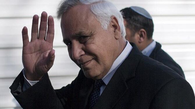 Ein Gericht in Tel Aviv hat Israels Ex-Präsident Mosche Katsav wegen Vergewaltigung in zwei Fällen sowie sexueller Belästigun