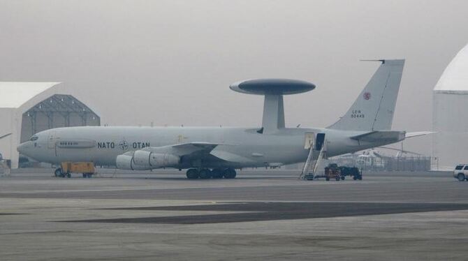 Ein Nato-Awacs-Flugzeug auf dem Flugplatz am deutschen Feldlager in Masar-i-Scharif in Afghanistan.