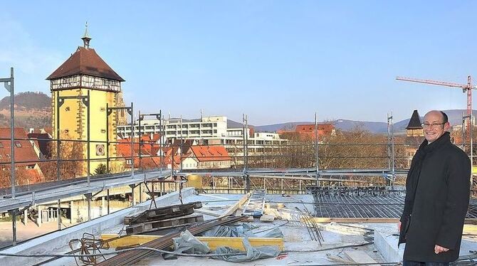 Baustellen-Realität: Projektleiter Klaus Kessler steht auf dem künftigen Stadtbalkon. Der Blick auf die Altstadt besticht. FOTO: