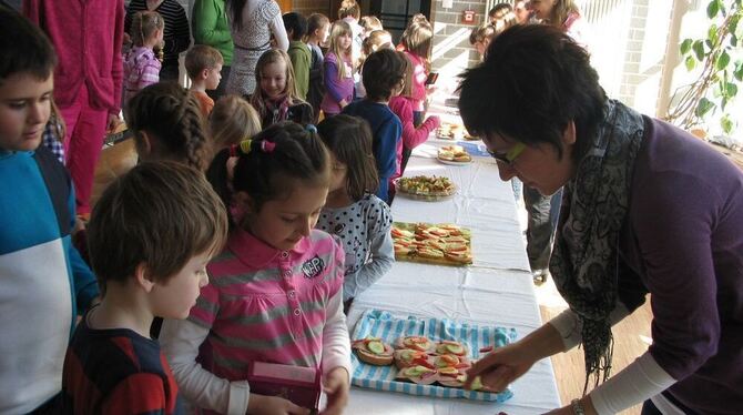 Lecker, lecker, so einem Pausenfrühstück kann kein Kind an der Astrid-Lindgren-Grundschule widerstehen. GEA-FOTO: OELKUCH