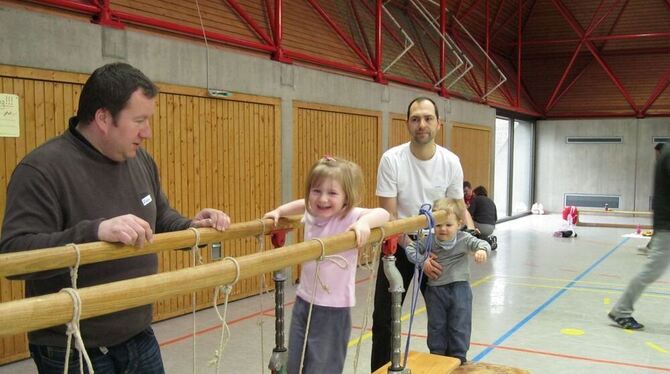 Schwer aktiv: Kinder von der Gruppe Sonnenschein mit ihren Vätern bei einer Turnstunde der besonderen Art.  FOTO: SV