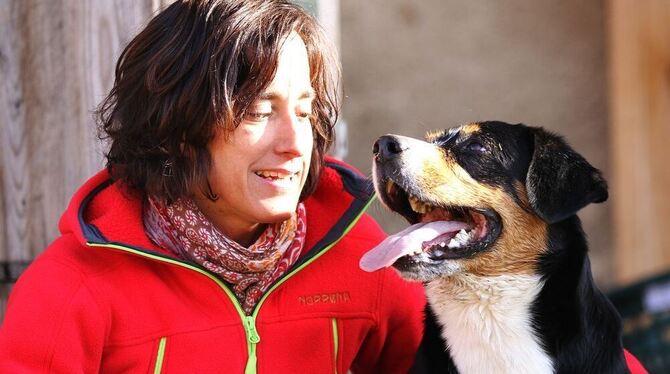 Beliebt und beschäftigt: Tanja Keppler und ihr Hund Emil. FOTO: KOZJEK