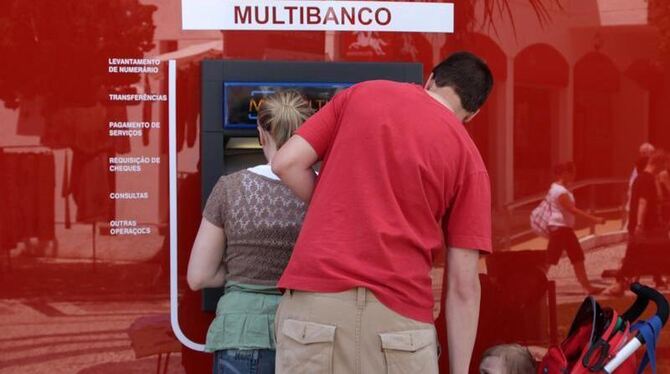 Bankautomat in Portugal. Das Land ist derzeit das Sorgenkind der EU. Es mehren sich die Anzeichen, dass es wohl als nächstes