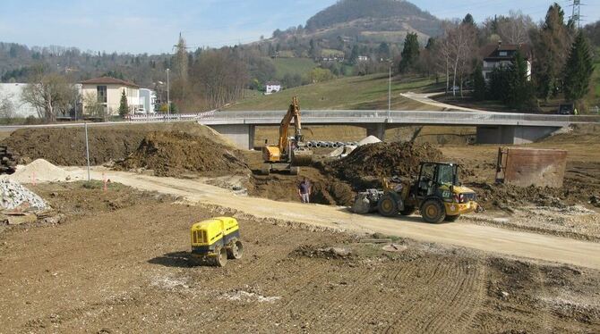 Die Kanäle für die Entwässerung der Fahrspuren zum Tunnel unter der Brücke werden derzeit ausgebaggert.