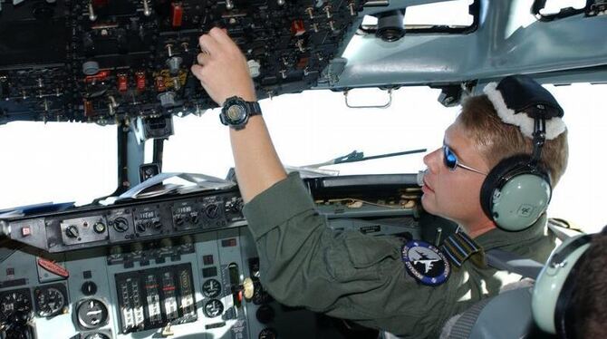 Piloten im Cockpit eines Awacs-Aufklärungsflugzeugs (Archiv).