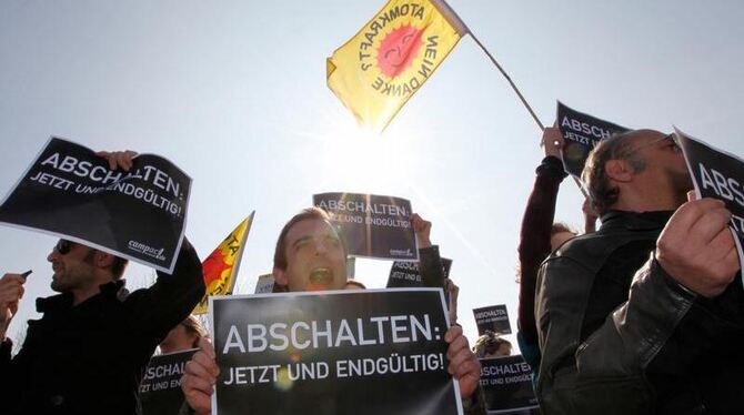 Kanzlerin Merkel gerät inzwischen nicht nur von Seiten der Atomkraftgegner, sondern auch aus den eigenen Reihen unter Druck.