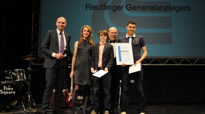 Die Ehrung der GEA-Juniorsportler. Von links: Sportchef Frank Ernst, Hanna-Lea Kehrer, Dustin Werner, Verleger Valdo Lehari jr. und Dominic Ehinlanwo.