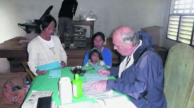 Dr. Wolfgang Möhler bei der Sprechstunde auf den Philippinen.