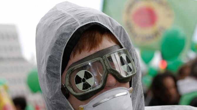 Ein Atomkraftgegner protestiert in Berlin gegen die Atompolitik der Bundesregierung.