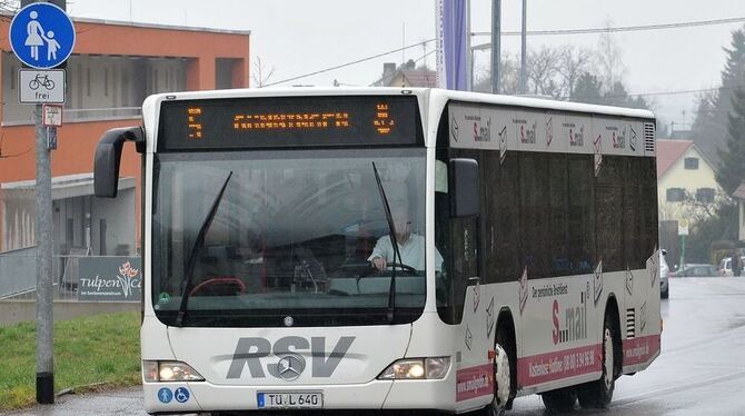 Die Buslinie 5 endet ab Anfang April wieder beim Gönninger Rathaus. FOTO: NIETHAMMER