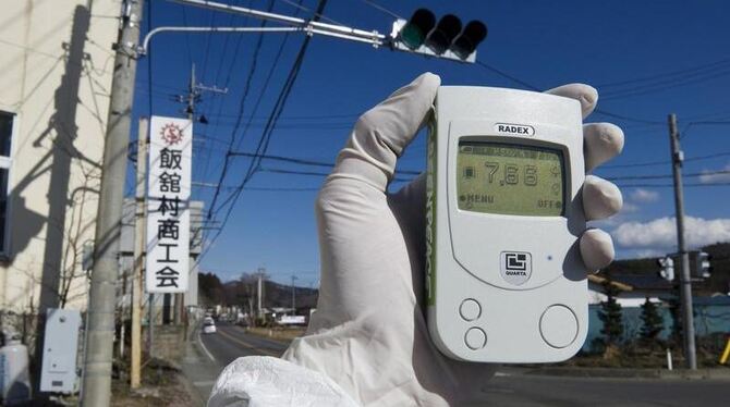 Ein Greenpeace-Mitarbeiter misst die Strahlung in 40 km Entfernung vom Kraftwerk Fukushima Eins.