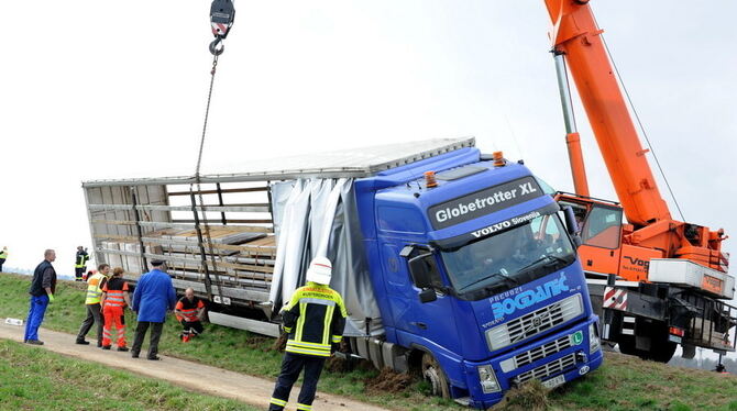 Mit einem Kran wird der schwere Lastwagen geborgen.