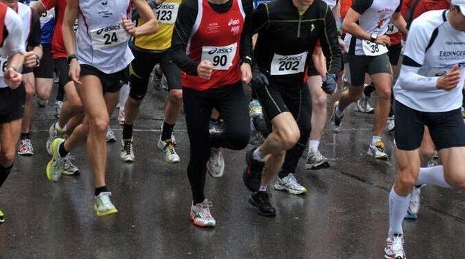 Start frei: Beim Hauptlauf über zehn Kilometer kamen 187 Sportlerinnen und Sportler ins Ziel. Dank der Schauer war der Lauf von